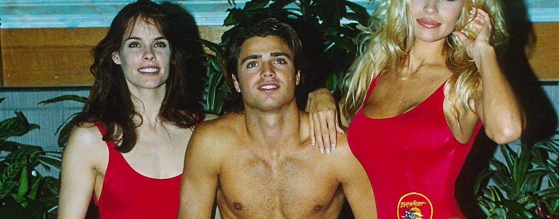 PAMELA ANDERSON WITH DAVID CHARVET AND ALEXANDRA PAUL IN LWT TV SERIES NEW BAYWATCH 1 21 1992 16556