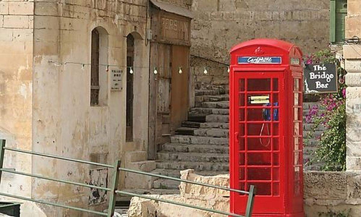 In Malta sind Expats besonders mit ihren Jobs und der Work-Life-Balance zufrieden. Bei Heimweh können sie per englischer Telefonzelle einfach Kontakt mit zu Hause aufnehmen – Platz 3.