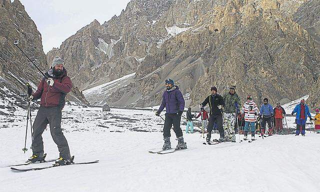 Auf den Spuren von Skilehrer Stephan Keck (l.): Projekt-Organisator Mirza Ali und Teilnehmer des Skicamps in Pakistan.