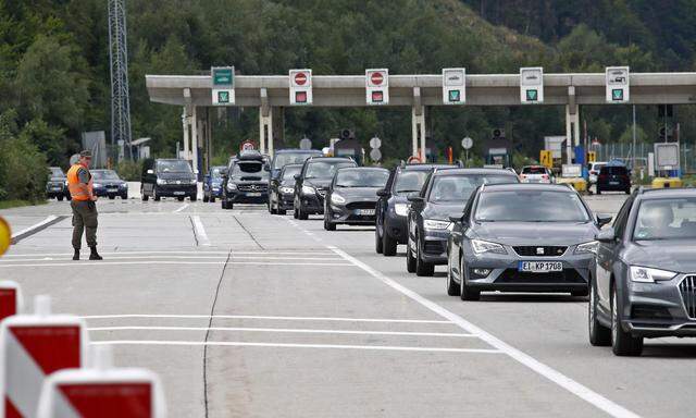 Kontrollen an der Grenze zwischen Slowenien und Österreich beim Karawankentunnel.