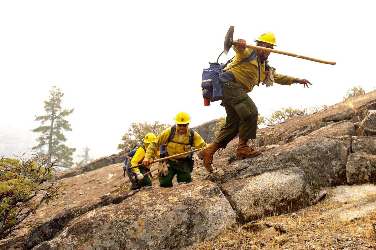 Es brennt in Kalifornien. Unterstützt von Löschflugzeugen und Bulldozern waren nach Angaben des Forstamtes am Wochenende mehr als 2.800 Feuerwehrleute im Einsatz. Denn das Feuer bedroht nicht die Naturparks des Bundesstaats.