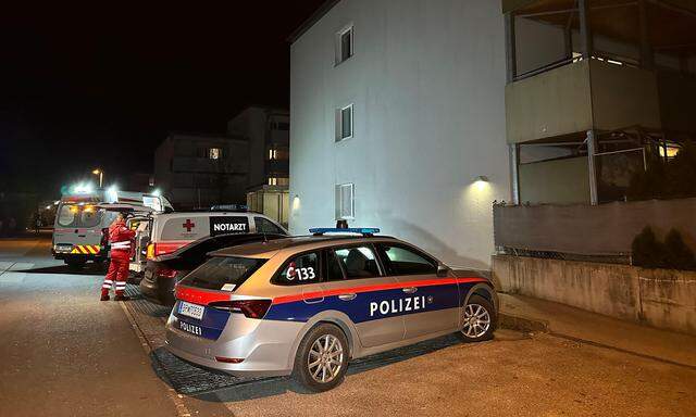 Ein 13-Jähriger ist offenbar Freitagabend, 16. Februar 2024 bei einer Schussabgabe in einem Haus im Tiroler Wörgl verletzt worden. 