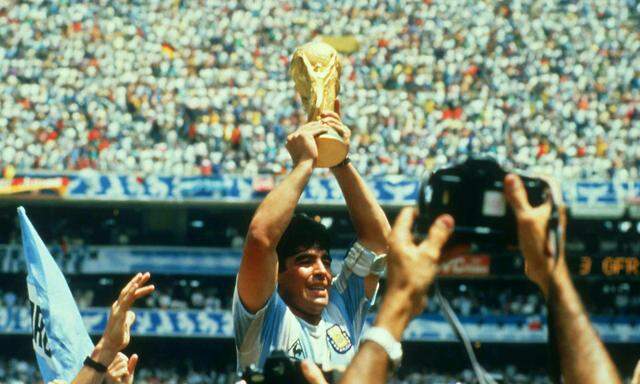 Diego Maradona 1986 mit dem WM-Pokal