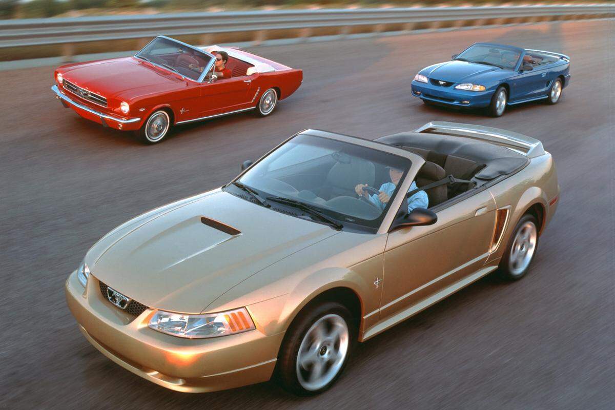 Vom Mustang gab es zahlreiche unterschiedliche Modelle und Serien. Im Bild sind Mustangs aus den Jahren 1965, 1994 und 1999 zu sehen.