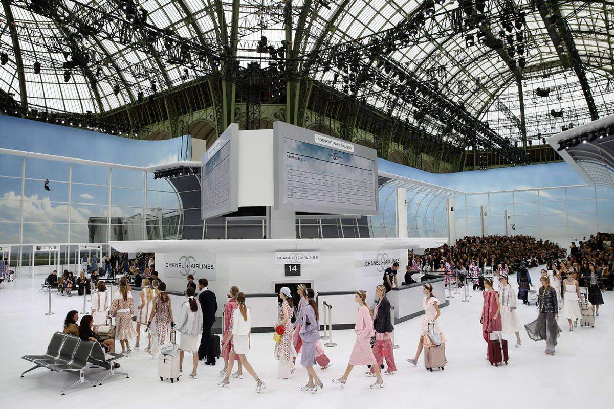 Große Kulissen sind bei jeder Chanel-Show unerlässlich. Nach Supermarkt und Casino wurde die neue Kollektion von Karl Lagerfeld im zu einem Flughafen-Terminal umgebauten Grand Palais gezeigt.