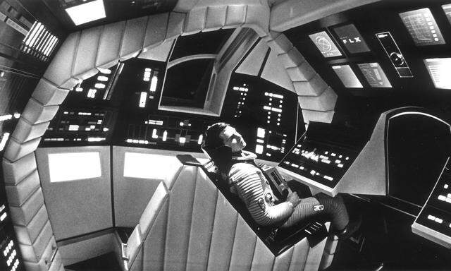 Filmszene aus „2001 - Odyssee im Weltraum“ von Stanley Kubrick und Arthur C. Clarke: Astronaut Frank Poole (Gary Loockwood) wird mehr und mehr vom Bordcomputer HAL 9000 beherrscht. 