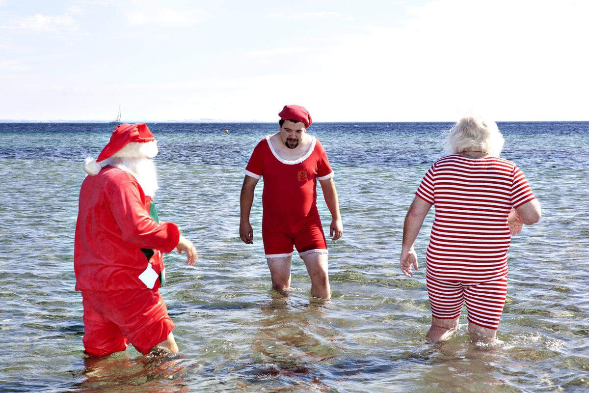 125 Vertreter dieser bei Kindern so beliebten Berufsgruppe nahmen an einem gemeinsamen "Fußbad" in Arbeitskleidung im Öresund. Die Wassertemperatur sei mit 17 Grad "angenehm" gewesen.