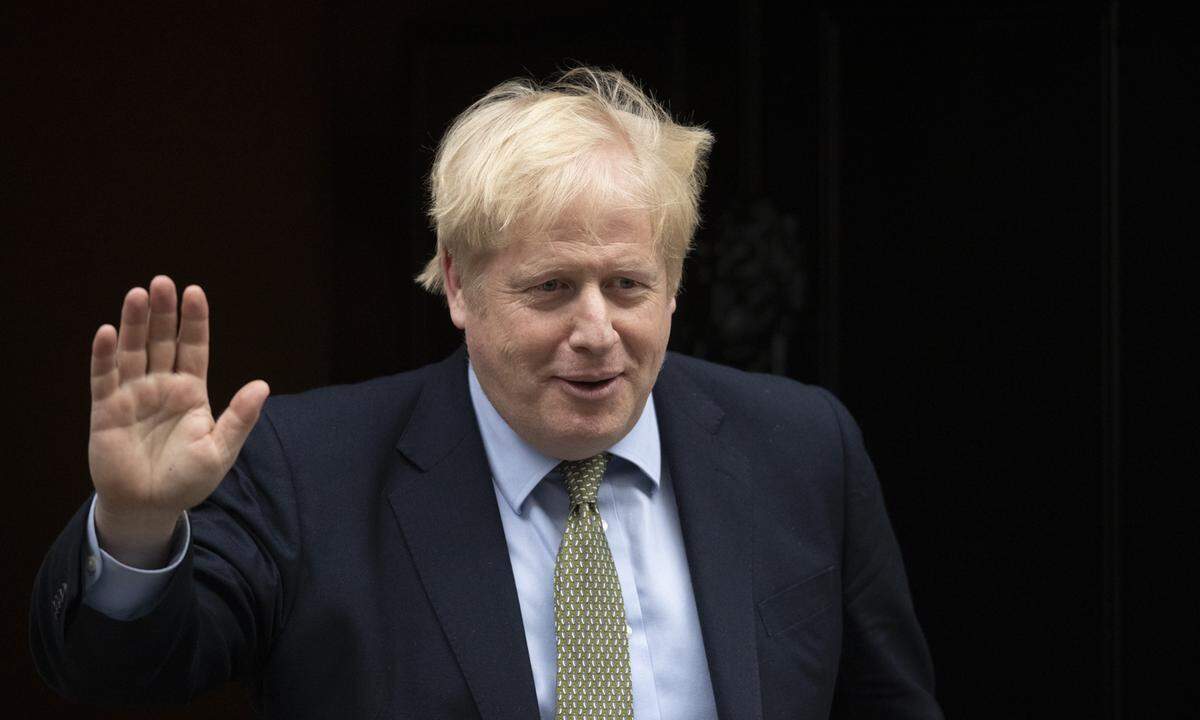 Nach einer Palastrevolte im Juli 2019 tritt May zurück, Boris Johnson übernimmt die Parteiführung und das Amt des Premierministers. Bei der vorgezogenen Unterhauswahl im Dezember 2019 fahren die Tories unter Johnson einen fulminanten Wahlsieg ein. Der Austrittsvertrag wird im Jänner 2020 ratifiziert, Großbritannien tritt am 31. Jänner 2020 aus der EU aus.