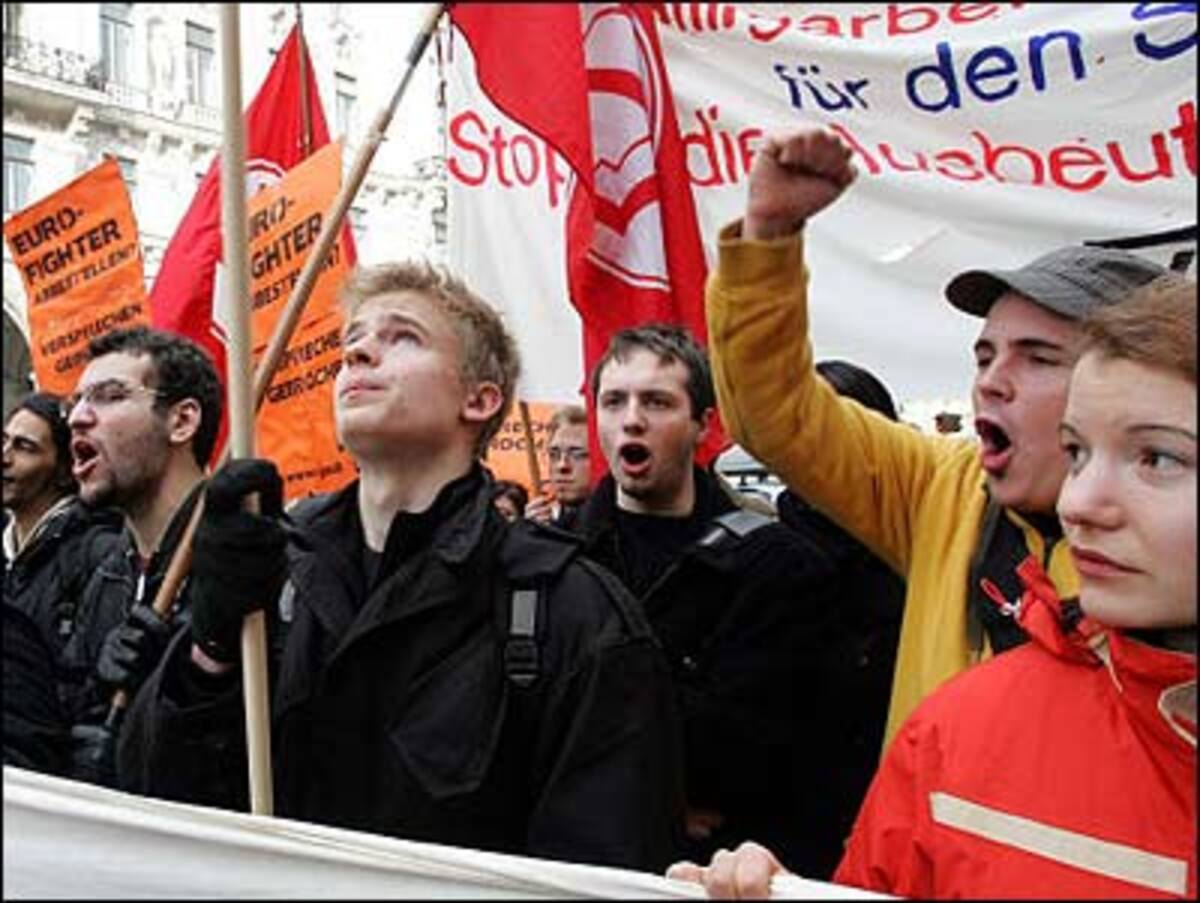 Wenn auch in einer leicht veränderten Variante. Nach langem Ringen um die Durchsetzung ihres zentralen Wahlversprechens - der Absetzung der Studiengebühren - ist die SPÖ schließlich doch von ihrem Ziel abgewichen.Studierenden sollen sich künftig durch 60 Stunden Sozialarbeit pro Semester von den Gebühren befreien können. Diese Idee stieß bei Studenten auf wenig Gegenliebe.