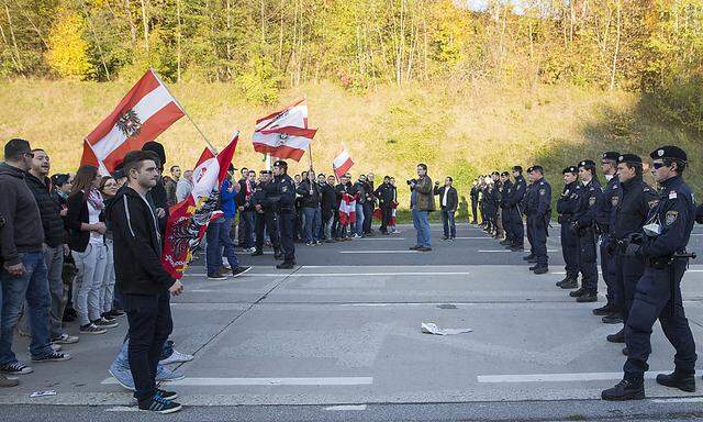 Demonstranten von links und rechts werden sich – wie hier im Oktober in Spielfeld – öfter gegenüberstehen.