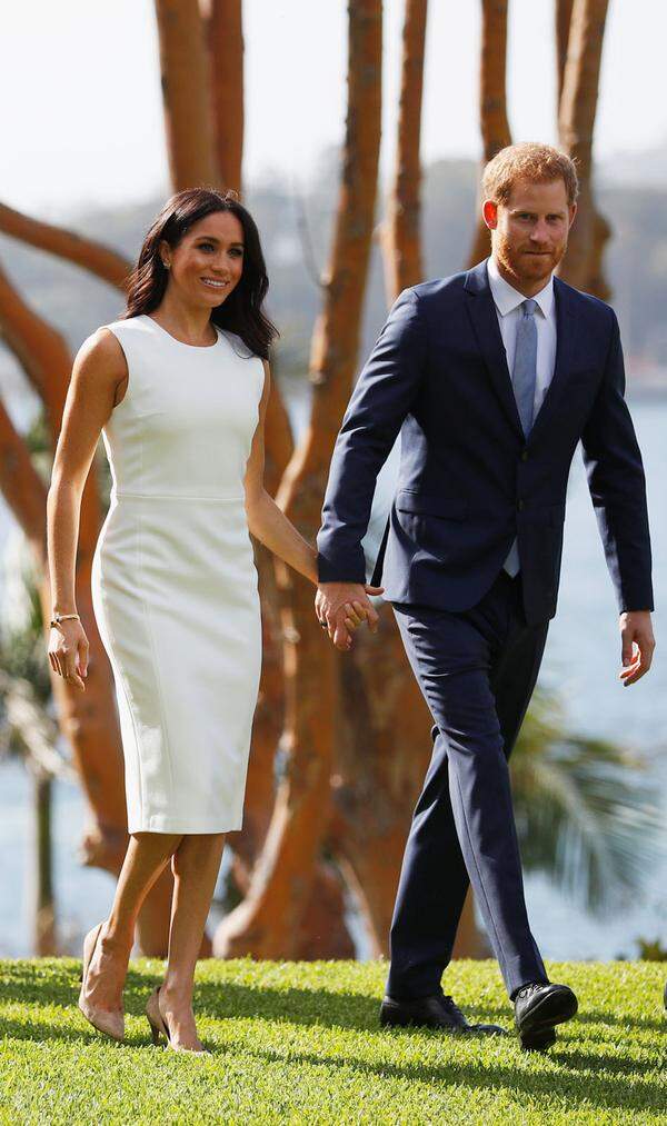 Für ihren ersten Tag in Australien wählte Herzogin Meghan ein weißes Kleid der australischen Designerin Karen Gee.