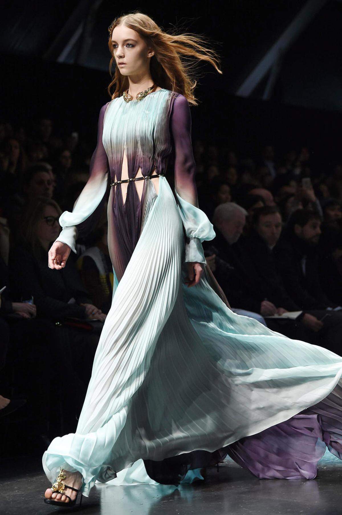 Fließende Kleider mit asiatischen Details wechselten sich auf dem Catwalk des italienischen Modedesigners ...