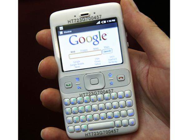 2007: Als Betriebssystem für mobile Geräte wird Android angekündigt.Im Bild: Der erste Prototyp mit Googles Handy-Betriebssystem