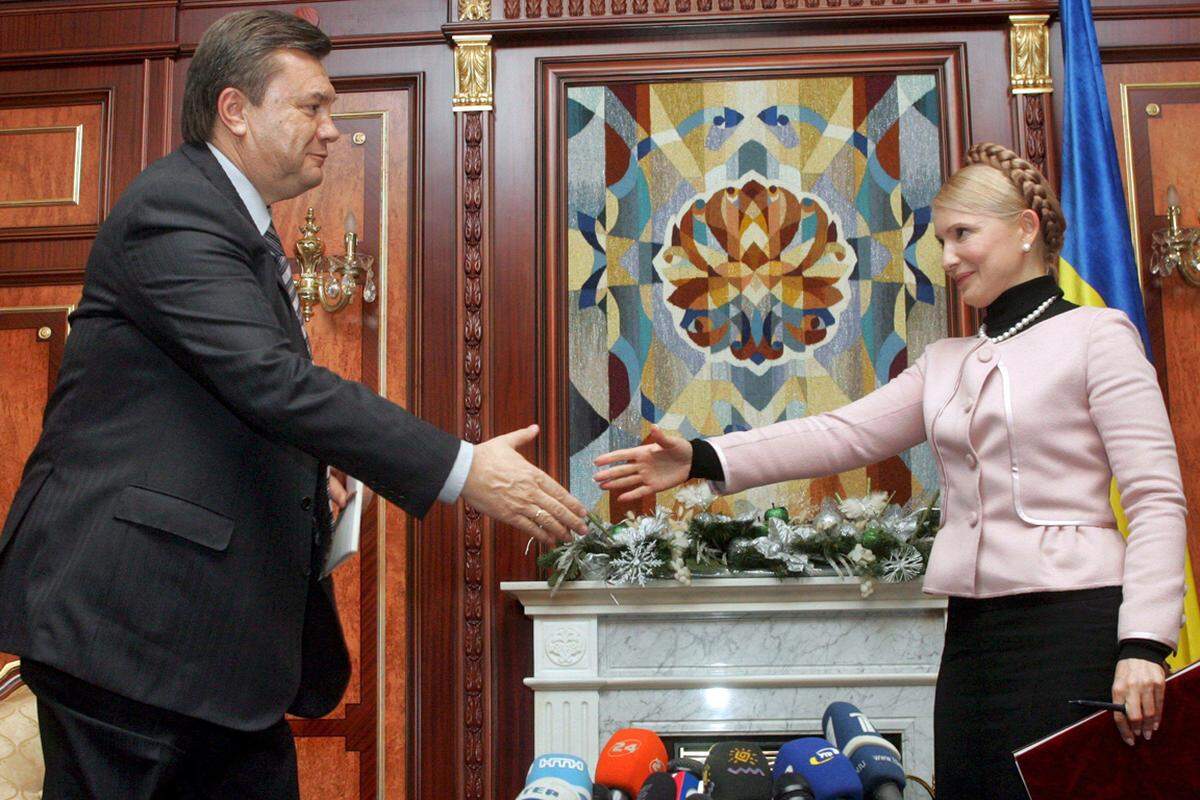 Doch die von seiner Rivalin Julia Timoschenko angeführte proeuropäische Orangene Revolution machte ihm einen Strich durch die Rechnung. Nach einem Skandal um gefälschte Stimmen verlor Janukowitsch die Wiederholungswahl gegen den damaligen Hoffnungsträger Viktor Juschtschenko.