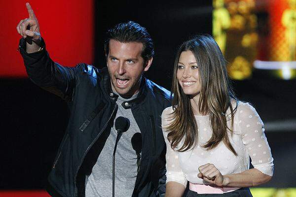 Bei den MTV Movie Awards 2010 präsentierte Cooper gemeinsam mit Jessica Biel, mit der er in "A-Team" eine Affäre hat, den "Best Kiss Award". Apropos Kuss: Im September 2010 wird erstmals berichtet, dass Bradley Cooper und "Bridget Jones"-Darstellerin Renée Zellweger seit einem Jahr ein Liebespaar sind. Im März 2011 wurde die Trennung der beiden bekanntgegeben. Laut der US-Sendung "Extra" soll Cooper aktuell die "Tron"-Mimin Olivia Wilde daten.