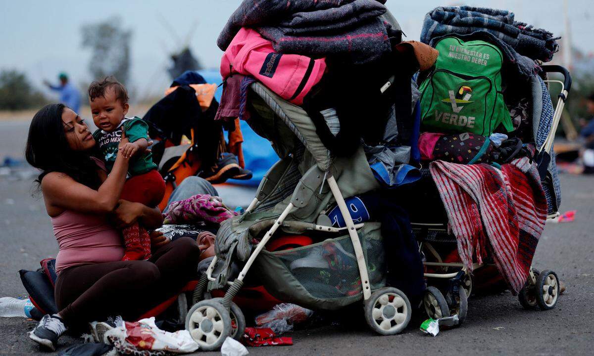 Nach gut einem Monat zu Fuß, auf Lkw und in Bussen erreichen Tausende Migranten aus Mittelamerika die Grenze zu den USA. Die Hoffnung der Menschen liegt nun auf einem kleinem Stück Papier mit einer Wartenummer. 