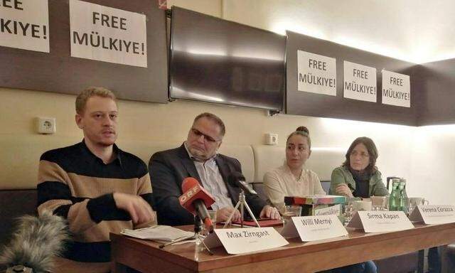 Pressekonferenz des "Free Mülkiye Solidaritätskomitees"