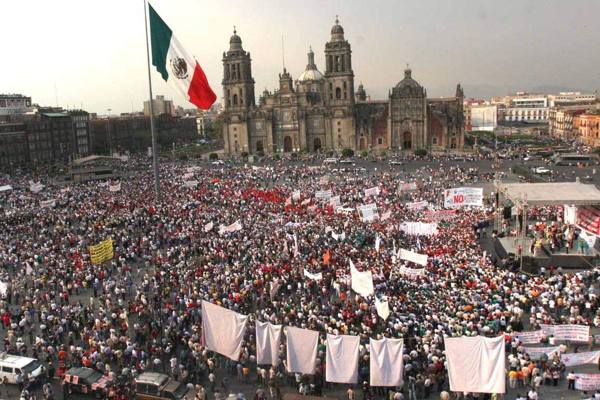 85. Millionen Menschen besuchen den Platz, der auch Zocalo genannt wird. Hier finden Militärparaden und Konzerte statt, außerdem gibt es oftmals Kunstinstallationen zu sehen. Flankiert wird der Platz von der Kathedrale von Mexiko Stadt, dem Rathaus und dem Sitz des Präsidenten.