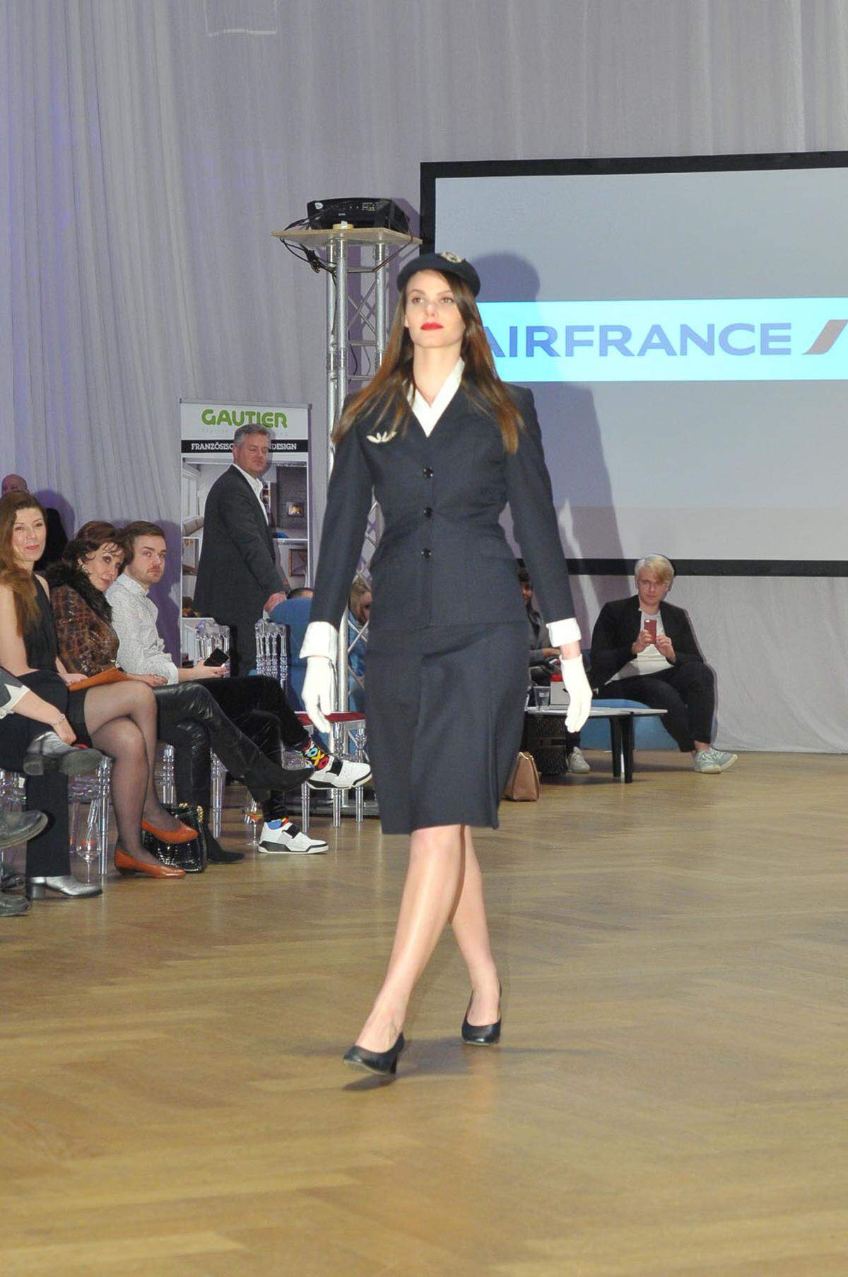 Eine kleine Adaption der Uniformen entstand zwei Jahre später, als die Air France zur nationalen Fluglinie wurde. Auch diesmal zeichnete das Modehaus Georgette Rénal für die Outfits verantwortlich.