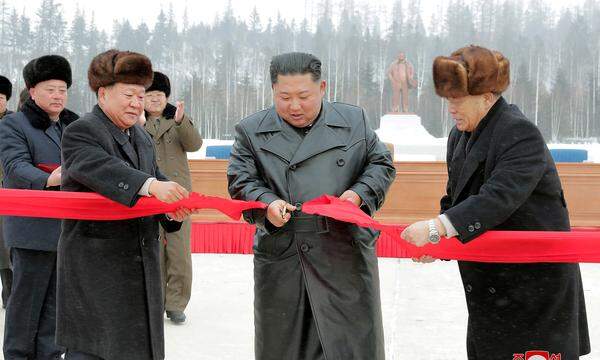 Die staatliche Nachrichtenagentur KCNA veröffentlichte ein Bild, wie Machthaber Kim Jong-un in einem schwarzen Trenchcoat bei der Eröffnung von Samjiyon nahe des heiligen Paektu-Bergs an der Grenze zu China ein rotes Band durchschneidet.
