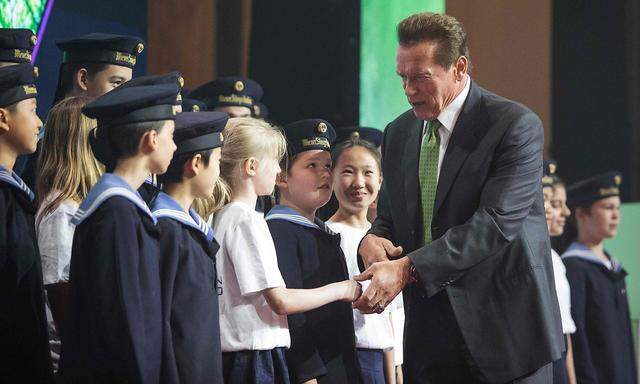 Arnold Schwarzenegger schüttelte einigen Sängerknaben nach der Eröffnung des "Austrian World Summit" die Hand.
