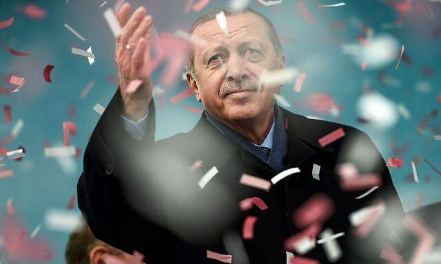 Der türkische Präsident Erdogan setzt zu Gegenmaßnahmen gegen die Niederlande an.