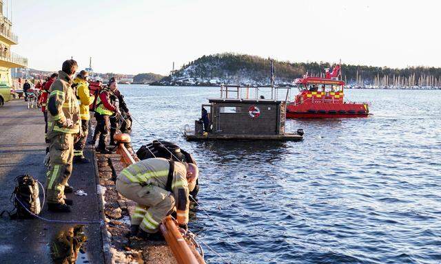 Rettungskräfte bergen das in den Oslofjord gestürzte Elektroauto.