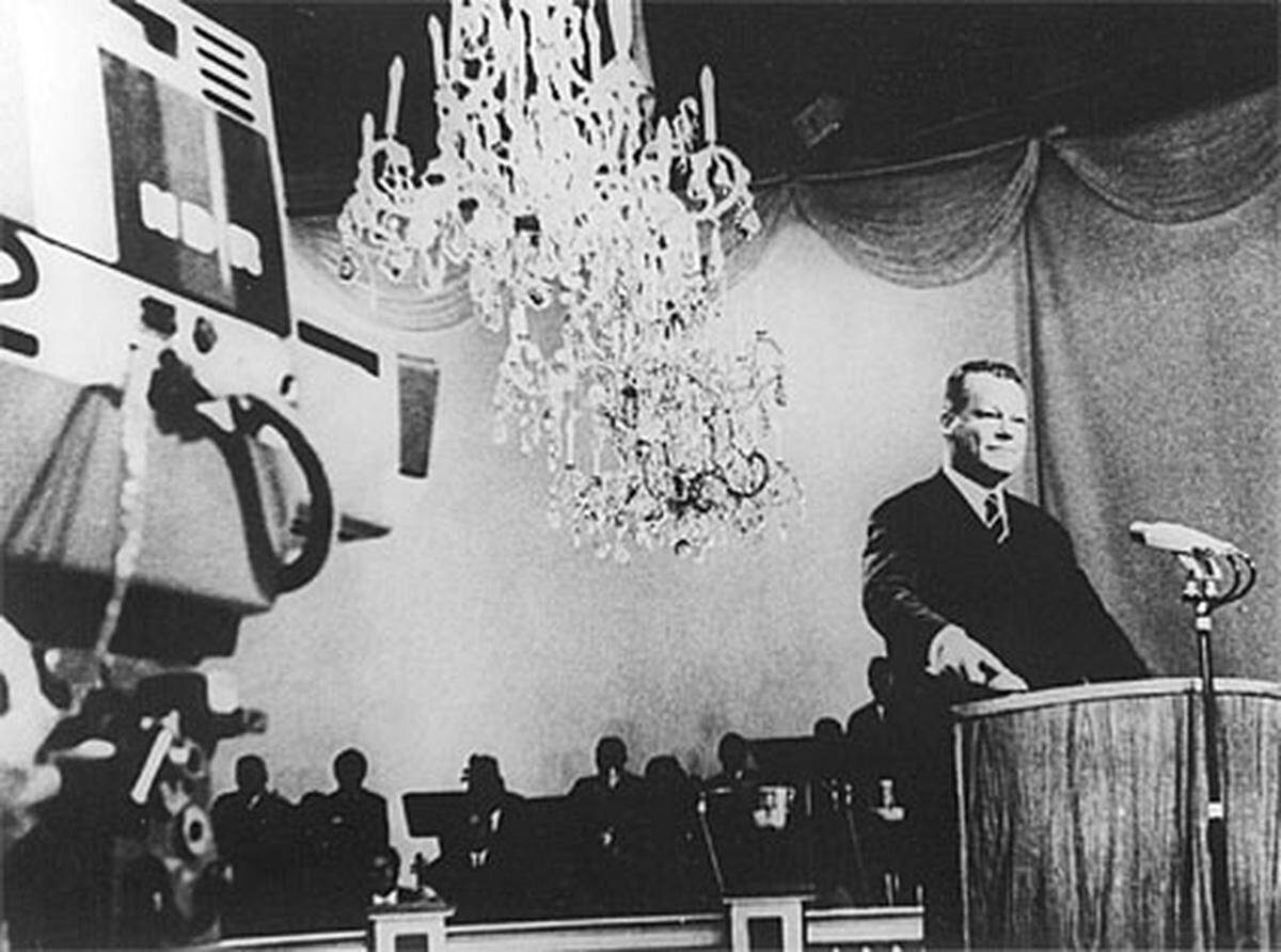 Kaum eine IFA wird den Deutschen so lange in Erinnerung bleiben, wie jene des Jahres 1967: Vizekanzler Willy Brandt läutete mit einem symbolischen Druck auf einen roten Knopf die Ära des Farbfernsehens ein. Österreich erreichte die kleine Wohnzimmer-Revolution erst mit dem Jahr 1969.Im Bild: Willy Brandt und der rote Knopf.