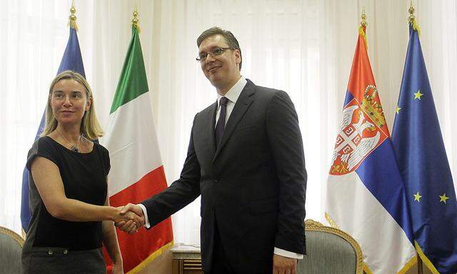 Mogherini übt schon für ihre angestrebte Rolle: Hier mit Serbiens Premier Vucic in Belgrad