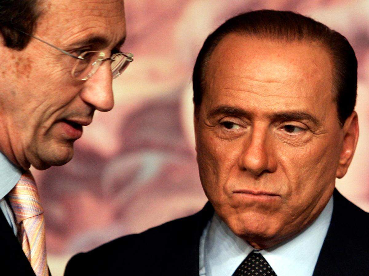Im Juli 2010 sagte sich Bündnispartner und Kammerpräsident Gianfranco Fini von Berlusconi los. Er gründete seine eigene Fraktion im Parlament.