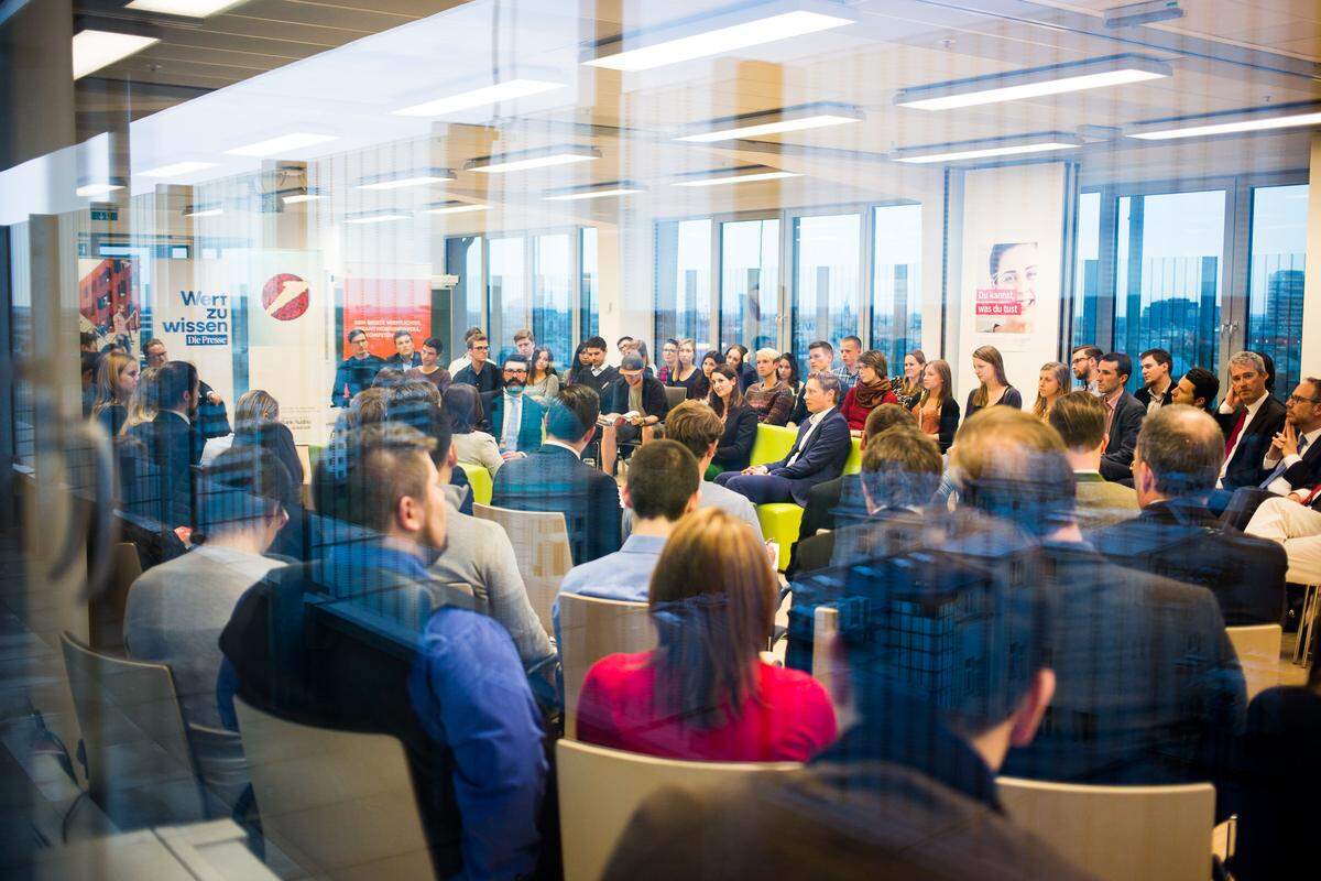 Groß war der Andrang in der Sky Lounge im Gebäude der Universität Wien am Oskar-Morgenstern-Platz.