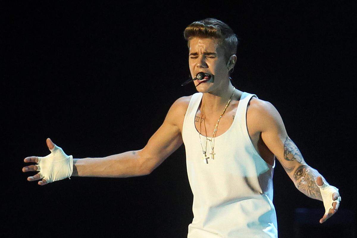 Der kanadische Sänger Justin Bieber interessiert sich nicht für die Schlagzeilen über ihn. "Nicht im Sinne, dass ich rücksichtslos bin und alles Mögliche mache. Aber: Es ist mir scheißegal, was sie sagen", erklärte der Teenie-Schwarm dem "Hollywood Reporter".