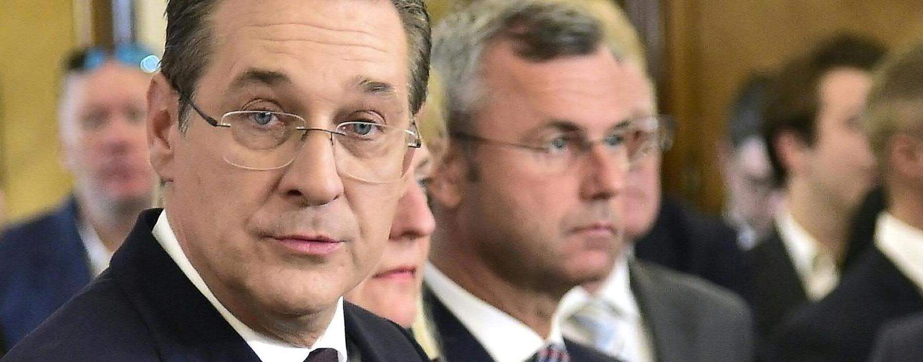 REGIERUNGSKRISE: STRACHE / KNEISSL / HOFER