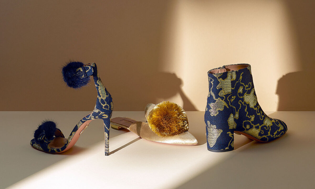 Festliche Füße. Die Capsule Collection „Woman in Gold“ ist auf mytheresa.com  e­rhält­lich. 