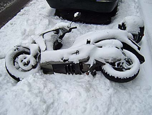 Vom Schnee überrascht wurden manche Mofa-Fahrer - wie hier im 3. Wiener Gemeindebezirk.