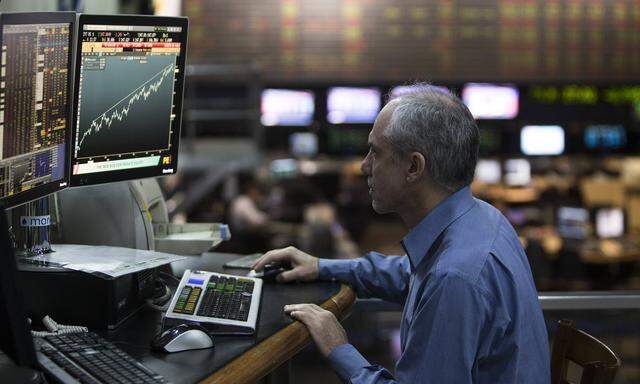 140731 BUENOS AIRES July 31 2014 A stockbroker reacts during his working day at Buenos Air