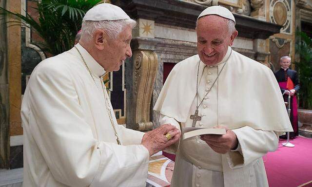 Es sind historische Bilder, immer wieder: Ein emeritierter Papst (Benedikt, li.) mit dem "echten" Papst (Franziskus, re.).