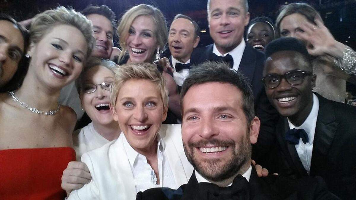 Im März 2014 moderierte die Komikerin Ellen DeGeneres die Oscars. Ihr Selfie mit Angelina Jolie, Julia Roberts, Meryl Streep, Brad Pitt, Jennifer Lawrence u.a. wurde innerhalb einer Stunde millionenfach geteilt. Twitter bestätigte: "Dies ist nun der meistretweetete Tweet mit mehr als einer Million RTs. Gratulation!". In diesem Sinne: Gratulation an Samsung (für das gute Product Placement). Der Elektronikkonzern hat dem Marktforscher Kantar Media zufolge 20 Millionen Dollar für die Anzeigen bei der Oscar-Gala bezahlt. Das Selfie war im Paket inbegriffen.