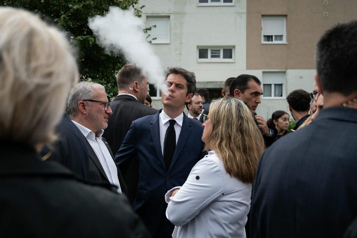 4. Juli. Frankreichs Premierminister Gabriel Attal (Mitte) bei einem Wahlkampfauftritt in Nevers.