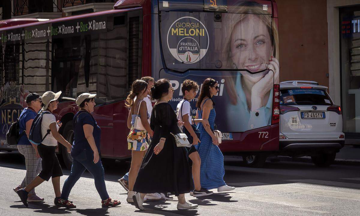 Lächelnde Favoritin: Das Wahlplakat der Rechtspopulistin Meloni prangt in Italien auch auf Bussen.