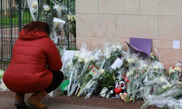 Menschen legen in Viry-Châtillon nach dem brutalen Mord an einem 15-Jährigen Blumen nieder.
