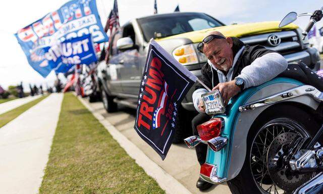 Unterstützer von Ex-Präsident Trump machen sich auf zur „Primary Election Maga Cruise“.
