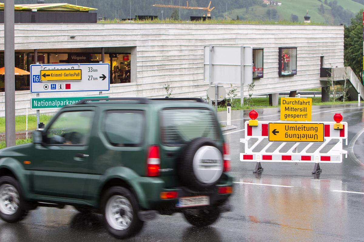 Eine Straßensperre am Donnerstag in Mittersill (Salzburg).