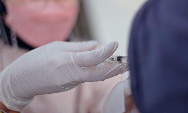Symbolbild: Auf Videos ist zu sehen, dass die Spritze am Arm der Patienten angesetzt wurde, ohne Flüssigkeit zu injizieren.