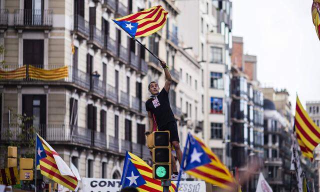 Studenten protestieren in Barcelona für die Unabhängikeit. 