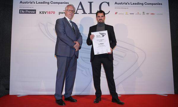 Auszeichnung 2. Platz Kategorie International für die GW Cosmetics GmbH: TÜV AUSTRIA Executive Business Director Industry &amp; Energy Gerhard Höltmann mit Preisträger und GW-Produktionsleiter Matthias Wächter.