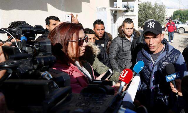 Medienfokus auf Tunesiens verarmte Gebiete. Der Bruder des Verdächtigen von Berlin tritt vor Reporter.