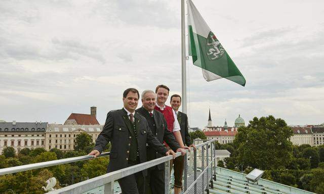 Hissen der Steirischen Fahne am Parlamentsdach