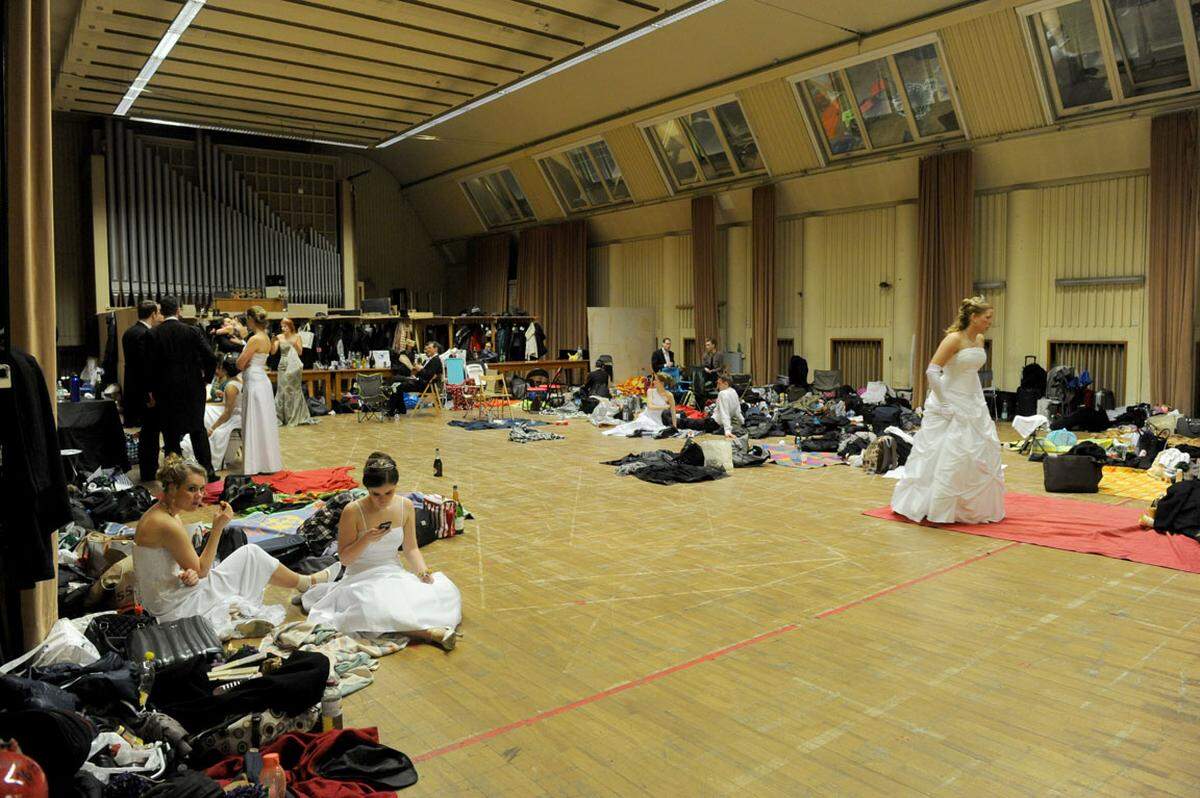 Wenig glamourös die Umkleiden der Debütanten - auf Handtüchern lässt es sich nach der Polonaise aber auch ganz gut verschnaufen.