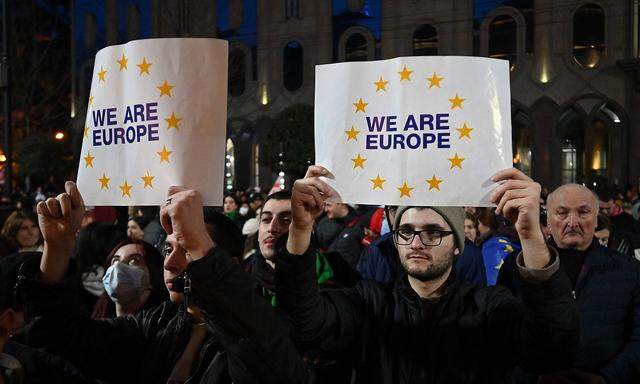In Georgien protestieren Tausende für die Beibehaltung des Pro-EU-Kurses. 